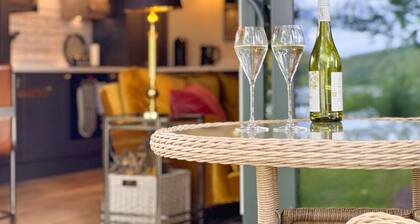 Waters Edge, a romantic cottage with stunning views of Talkin Tarn