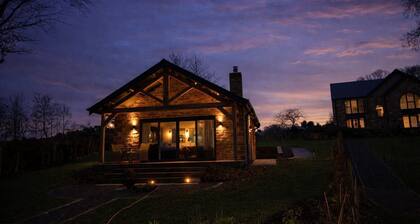 Waters Edge, a romantic cottage with stunning views of Talkin Tarn