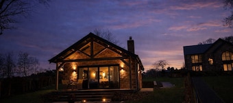Waters Edge, a romantic cottage with stunning views of Talkin Tarn