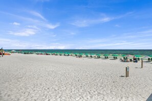 En la playa y camastros 