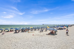 Sur la plage, chaise longue