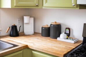 Kjøleskap, mikrobølgeovn, ovn og kokeplater