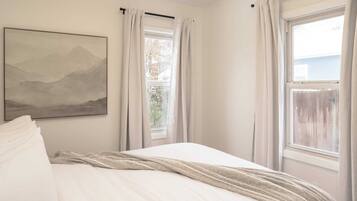 2 bedrooms, iron/ironing board, internet, bed sheets