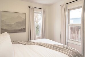 2 soverom, strykejern/-brett, internettilgang og sengetøy