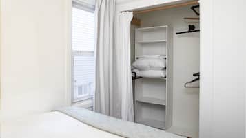 2 habitaciones, tabla de planchar con plancha, internet y ropa de cama