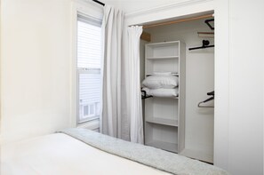 2 bedrooms, iron/ironing board, Internet, bed sheets