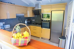 Réfrigérateur, four à micro-ondes, un four, surface de cuisson