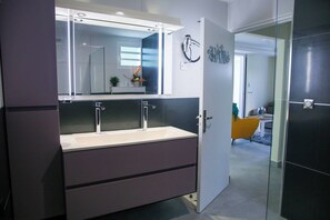Secadora de cabello, toallas, jabón, papel de baño
