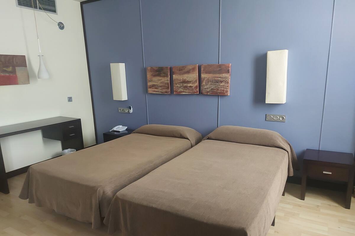 Espacio para trabajar con un portátil, cortinas opacas, cuna de viaje
