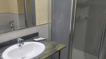 Basic Triple Room | Bathroom | Hair dryer, bidet, towels, soap