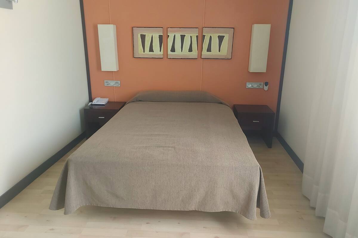 Espacio para trabajar con un portátil, cortinas opacas, cuna de viaje