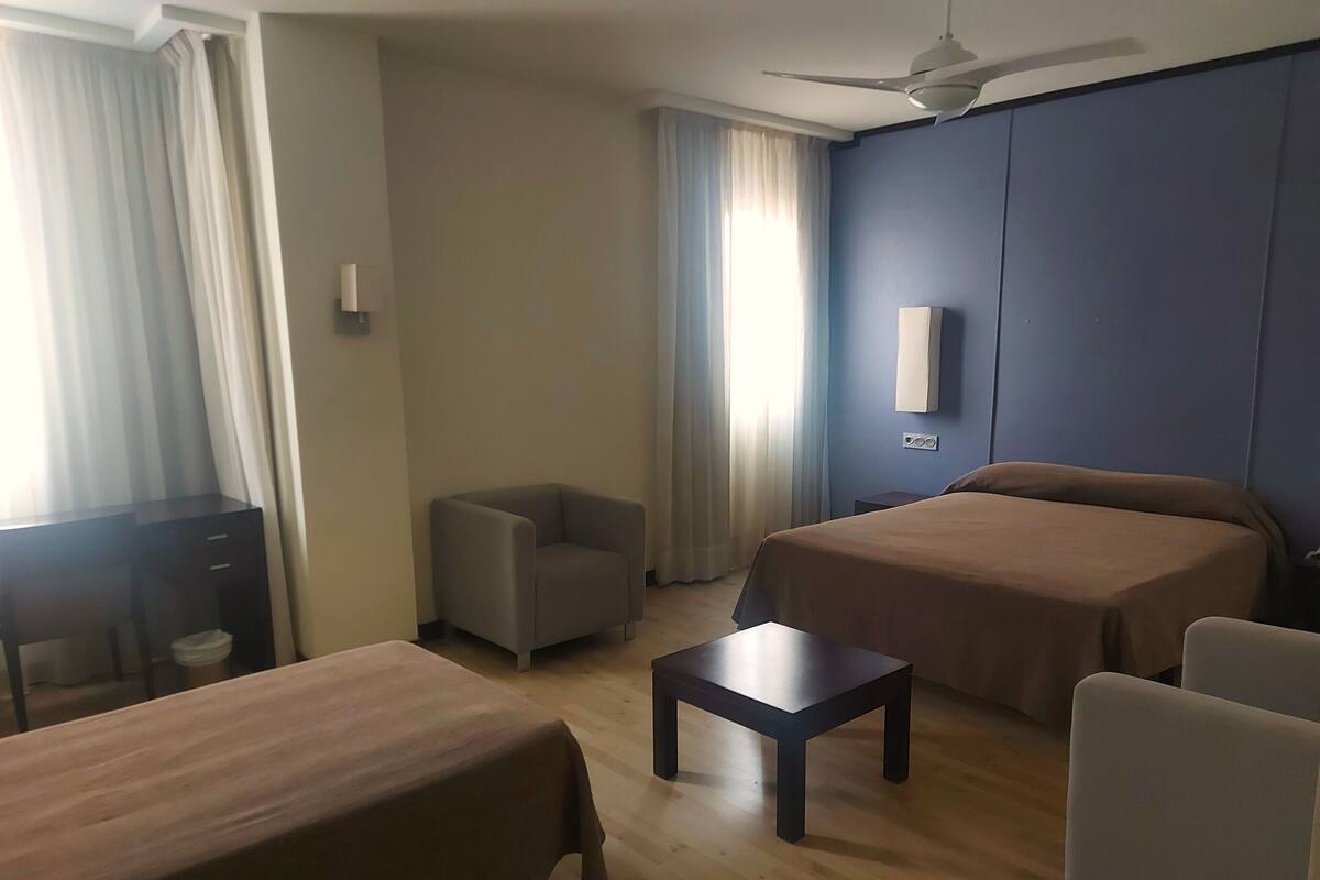 Habitación triple básica | Espacio para trabajar con un portátil, cortinas opacas, cuna de viaje