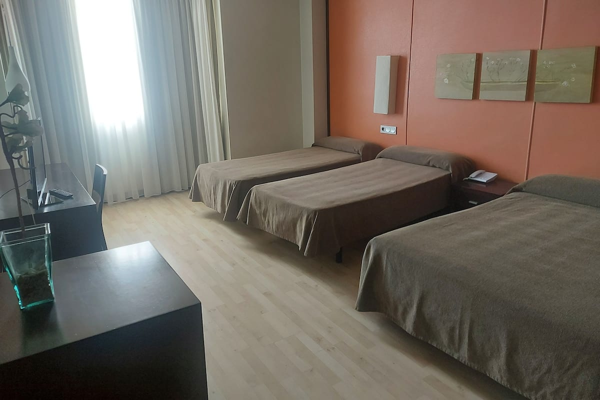 Habitación cuádruple básica | Espacio para trabajar con un portátil, cortinas opacas, cuna de viaje