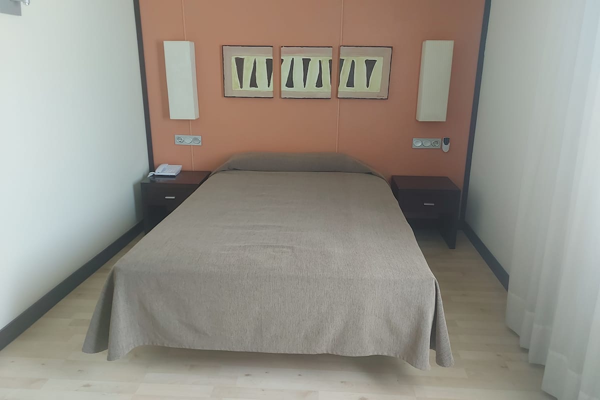 Habitación estándar | Espacio para trabajar con un portátil, cortinas opacas, cuna de viaje