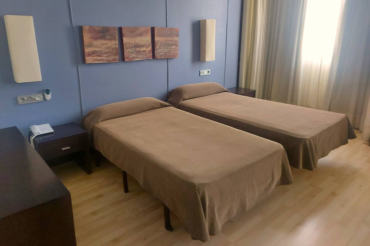 Habitación básica doble, 1 habitación, accesible para personas con discapacidad | Espacio para trabajar con un portátil, cortinas opacas, cuna de viaje