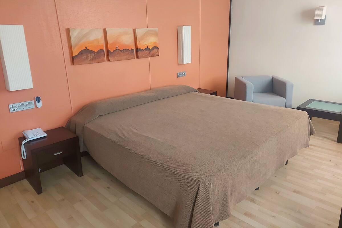Habitación superior | Espacio para trabajar con un portátil, cortinas opacas, cuna de viaje