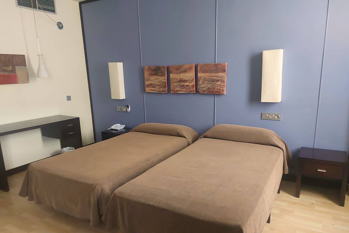 Espacio para trabajar con un portátil, cortinas opacas, cuna de viaje