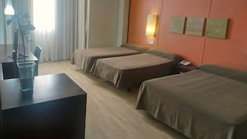 Habitación cuádruple básica | Mobiliario individual y espacio para trabajar con un portátil
