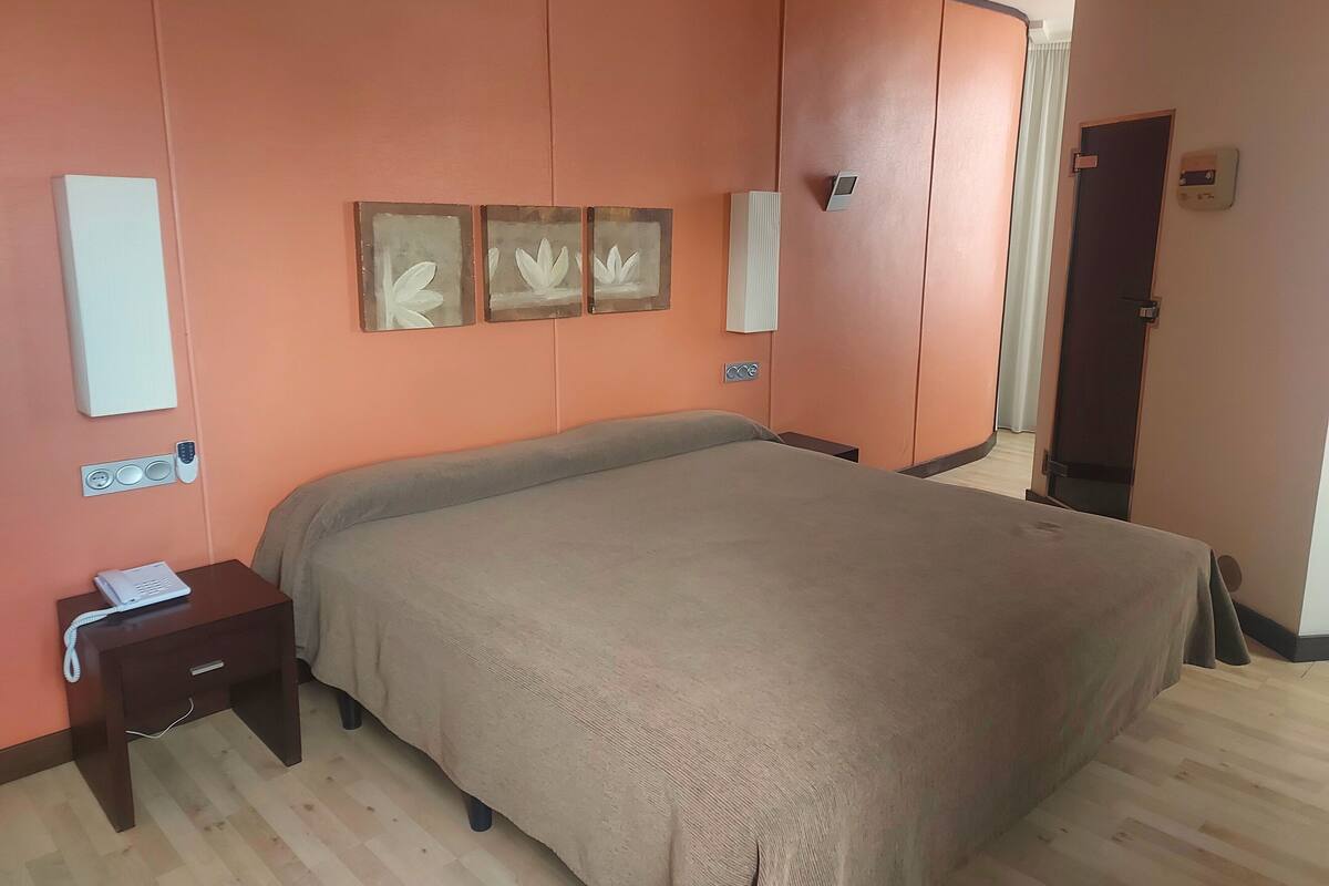 Habitación superior | Espacio para trabajar con un portátil, cortinas opacas, cuna de viaje
