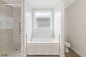 Bathtub, free toiletries, hair dryer, shampoo