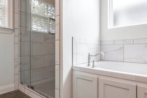 Tina, amenidades de baño gratuitas, secadora de cabello, shampoo
