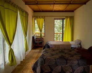 Quarto casal família, várias camas, para não fumantes | Edredons de pluma, individualmente mobiliados, Wi-Fi de cortesia
