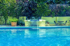 Outdoor pool, pool loungers - Hotel Villa Romantica (Quepos)