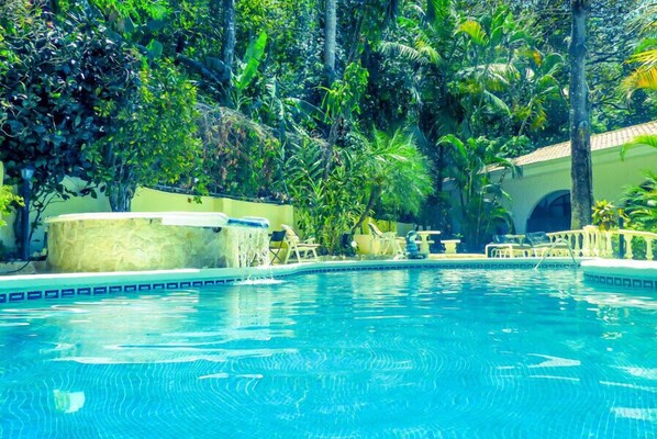 Outdoor pool, sun loungers - Hotel Villa Romantica (Quepos)