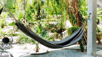 Caja de seguridad en la habitación y espacio para trabajar con laptop 