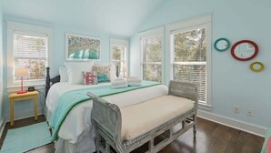 3 bedrooms, desk, iron/ironing board, free WiFi - The Salty Pig- Dog Friendly- 4 Bikes Included (Santa Rosa Beach)
