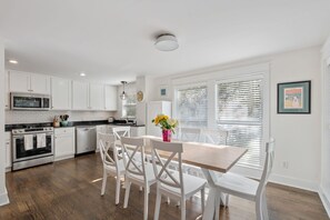 Fridge, microwave, oven, stovetop - The Salty Pig- Dog Friendly- 4 Bikes Included (Seagrove Beach)