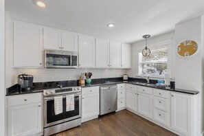 Fridge, microwave, oven, stovetop - The Salty Pig- Dog Friendly- 4 Bikes Included (Seagrove Beach)