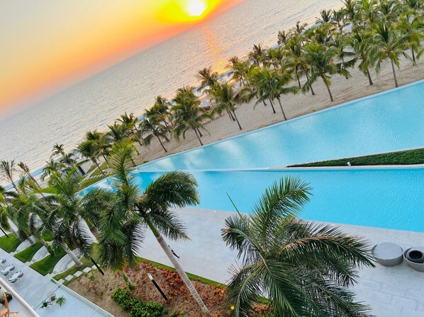 Alberca al aire libre y alberca climatizada