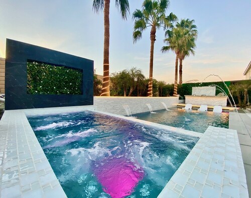 NEW POOL, COACHELLA HOUSE with Spa, Firepit 5BR+Loft, Outdoor TV Area