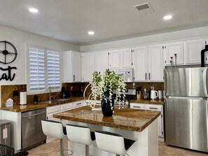 冰箱、微波炉、烤箱、炉灶