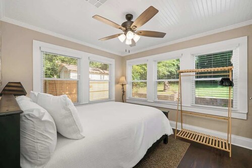 Newly Remodeled 3BR in Town · Cherry Street