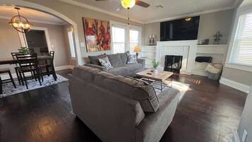 Fernseher, Bücher, Arbeitsbereiche