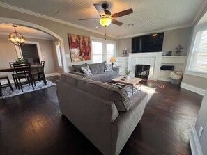 Fernseher, Bücher, Arbeitsbereiche