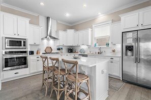 Kjøleskap, mikrobølgeovn, ovn og kokeplater