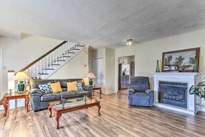 TV, fireplace