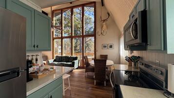 Réfrigérateur, four à micro-ondes, un four, surface de cuisson