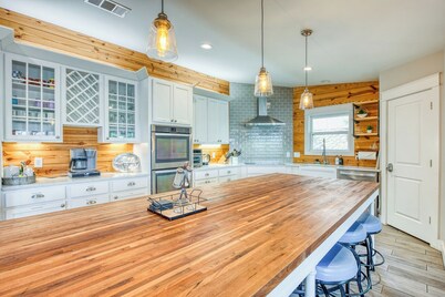 Tranquil Lake LBJ getaway! No boat traffic. Swim, Kayak, SUP & Fish in Peace! ❤️🦮