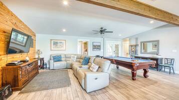 TV connectée, cheminée, livres, chaîne hi-fi