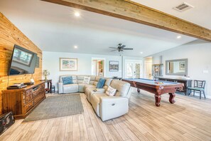 Smart TV, fireplace, books, stereo