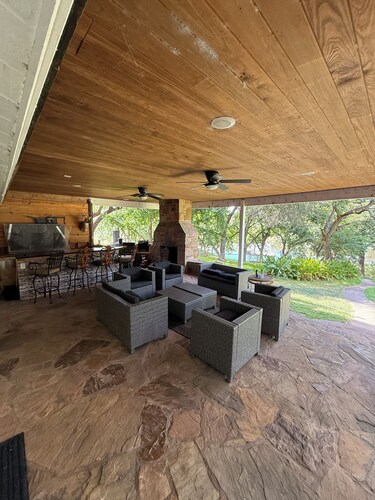 Tranquil Lake LBJ getaway! No boat traffic. Swim, Kayak, SUP & Fish in Peace! ❤️🦮