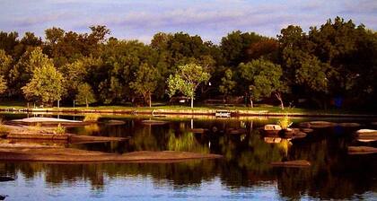 Tranquil Lake LBJ getaway! No boat traffic. Swim, Kayak, SUP & Fish in Peace!