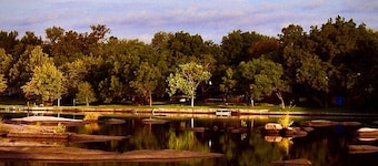 Tranquil Lake LBJ getaway! No boat traffic. Swim, Kayak, SUP & Fish in Peace!