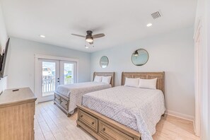 6 bedrooms, iron/ironing board, WiFi, bed sheets - The Beach Fox–Family-Friendly  Gulf Escape- (Gulf Shores)
