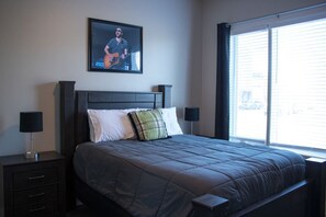 Tabla de planchar con plancha, cuna de viaje, wifi y ropa de cama