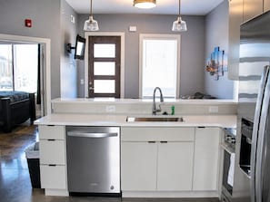 Wasserkocher mit Kaffee-/Teezubehör, Kühlschrank, Mikrowelle, Ofen